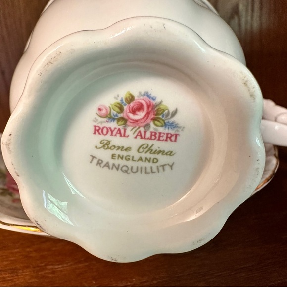 Royal Albert teacup and saucer. Very good condition. Tranquility pattern - Picture 5 of 6